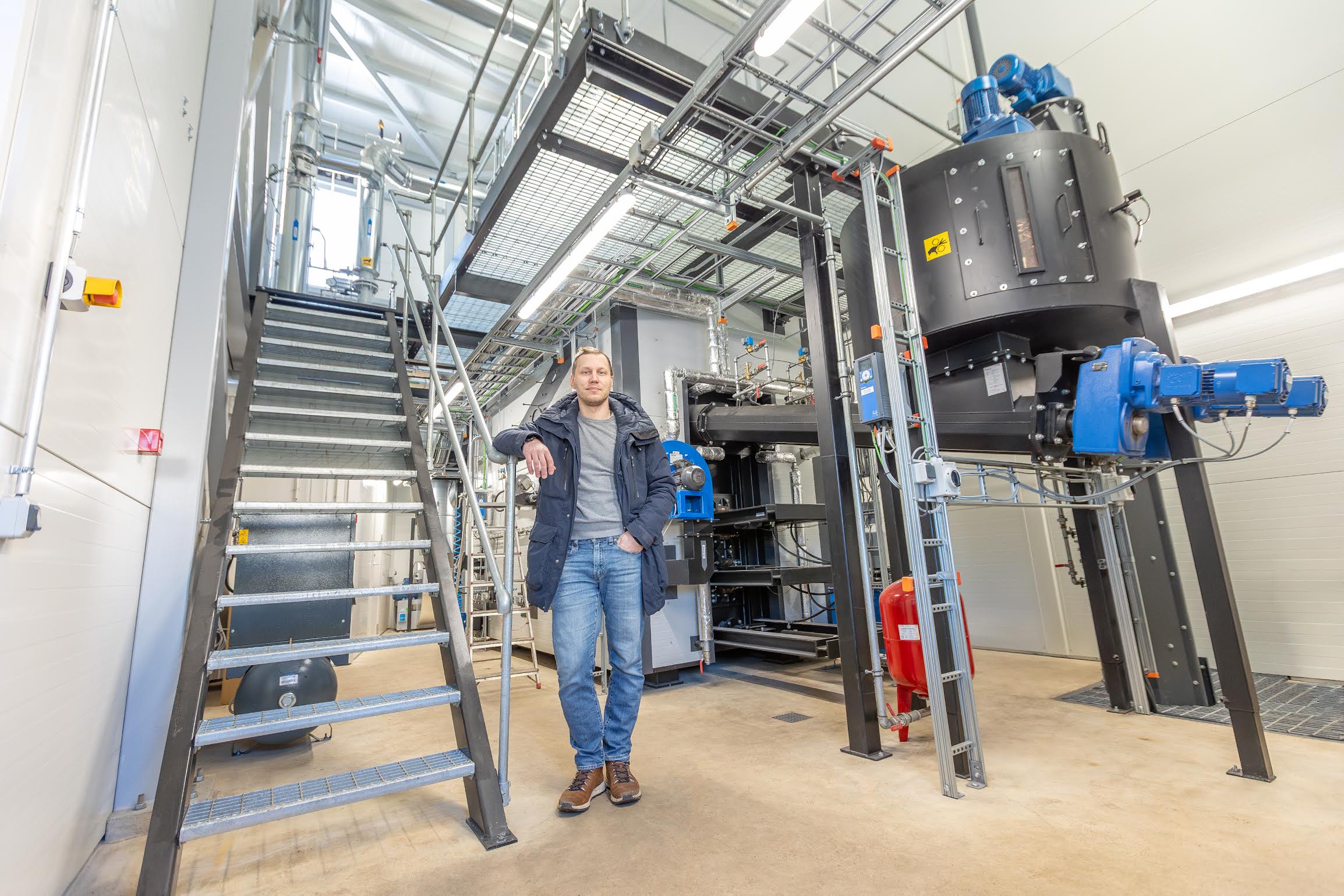 ASi Danpower Eesti energeetika valdkonna juht Jan Mustjõgi oktoobri alguses valminud, kuid uue aasta alguses krõbekülma poolt testituna ametlikult üle antud Väimela kaugküttekatlamaja juures. Fotod: AIGAR NAGEL